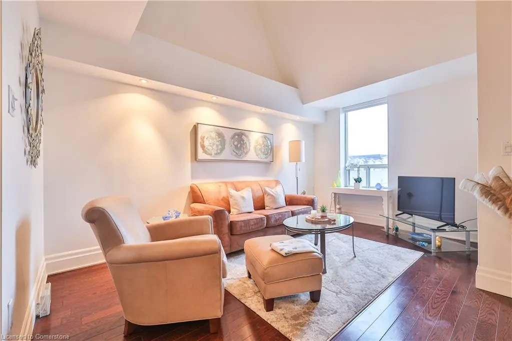 185 Robinson Street, #404