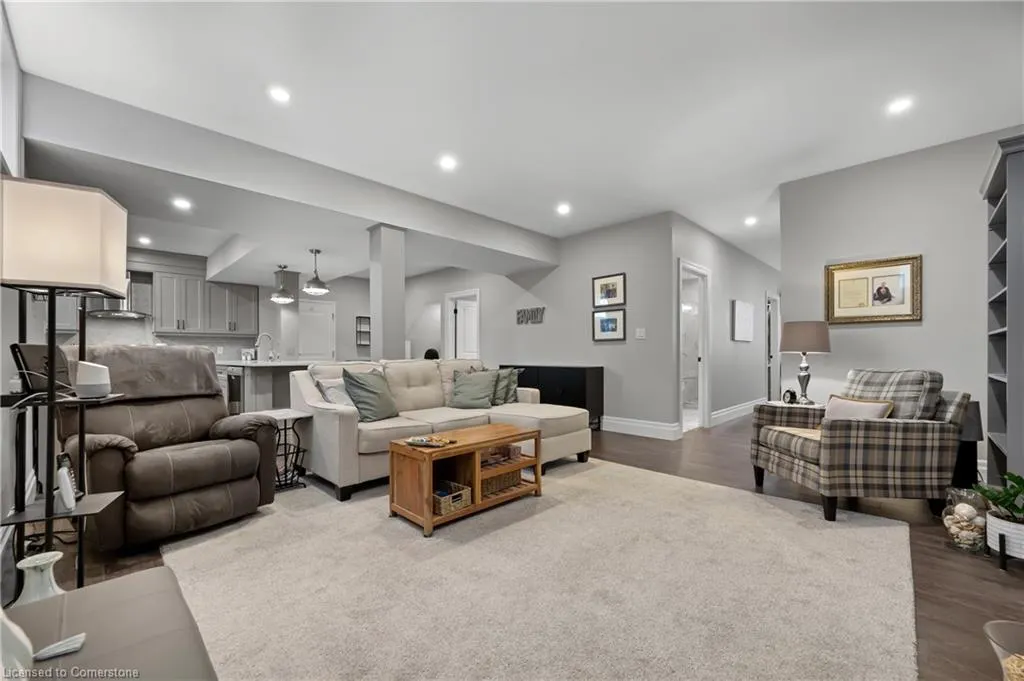 546 Manor Ridge Crescent
