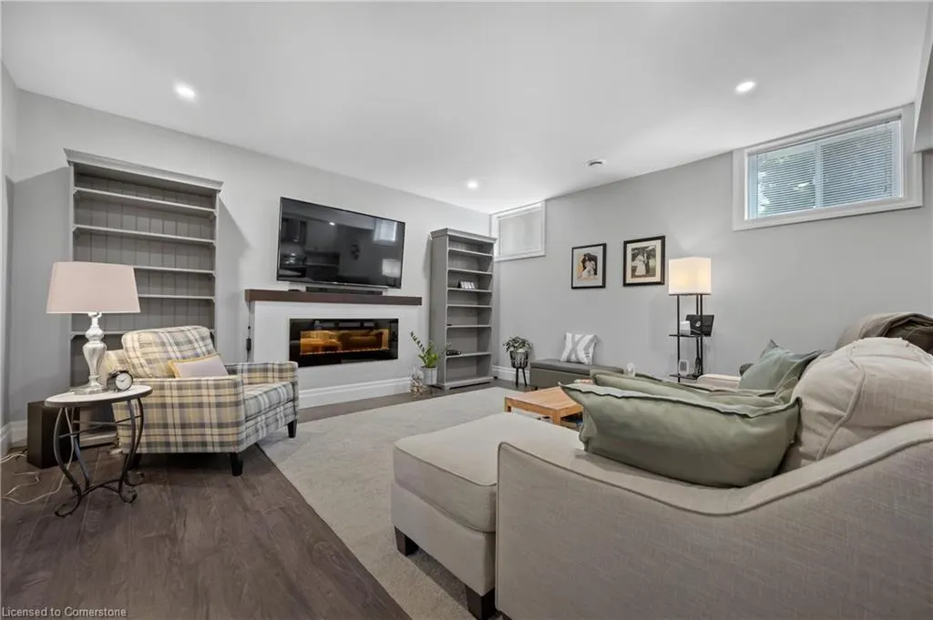 546 Manor Ridge Crescent