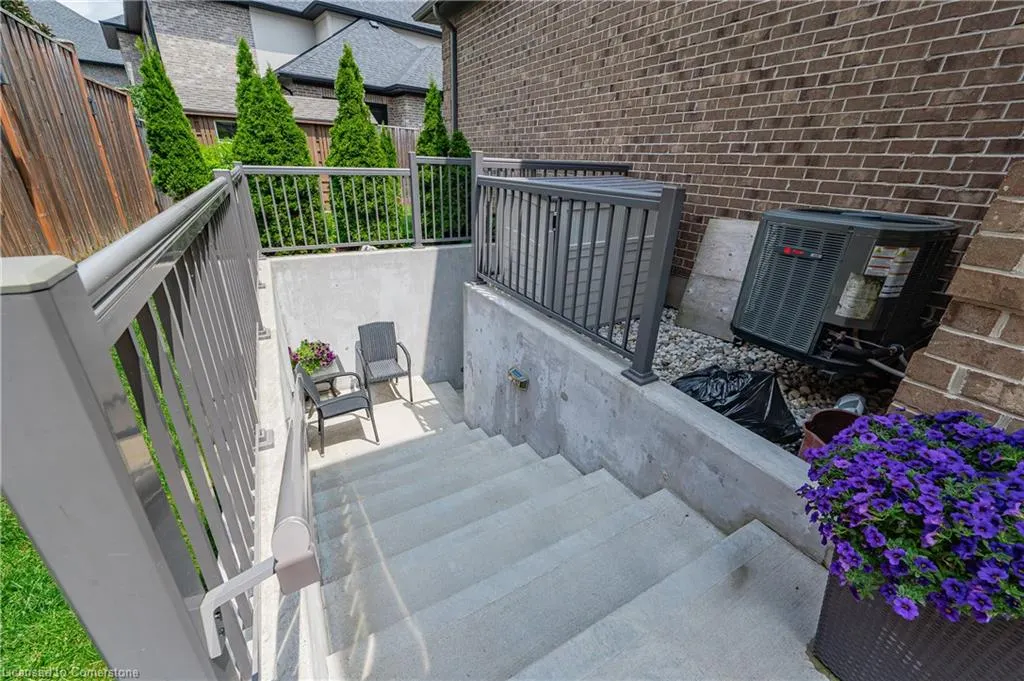 546 Manor Ridge Crescent