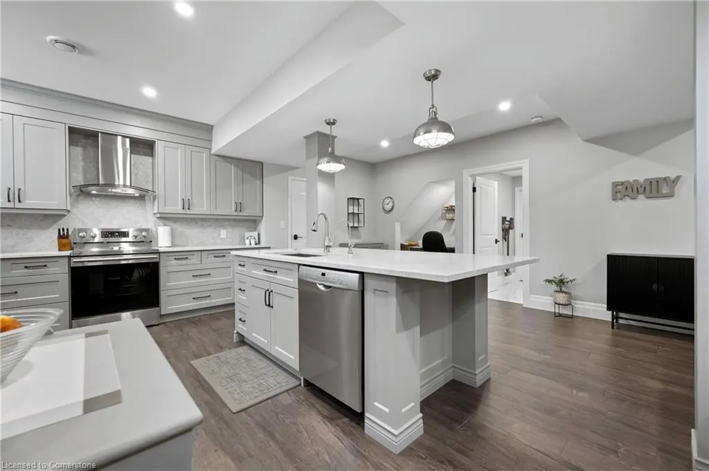 546 Manor Ridge Crescent