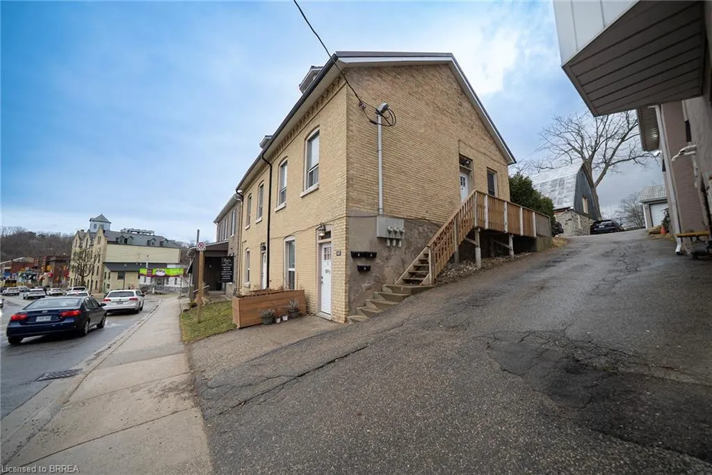 142 Grand River Street N