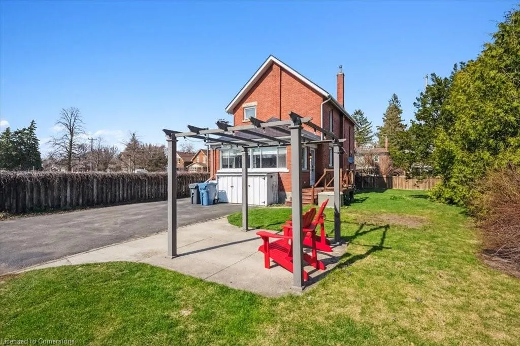 572 Woolwich Street