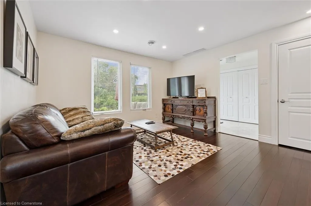 882-888 Fairway Road N