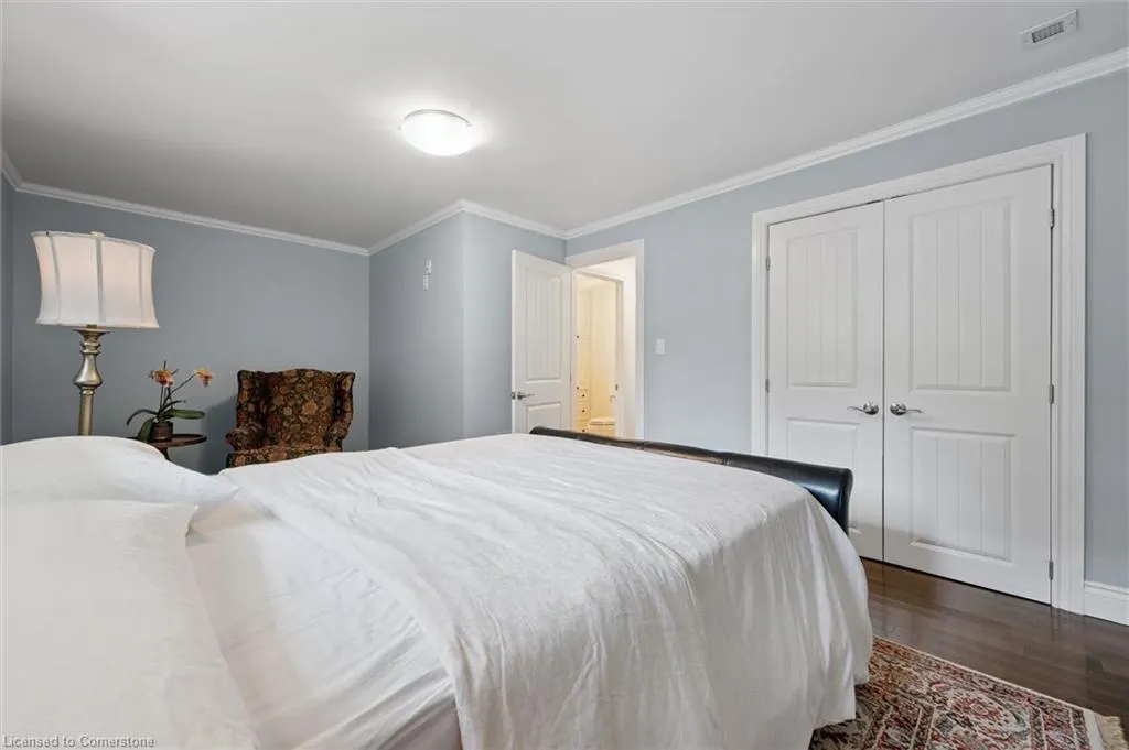 882-888 Fairway Road N