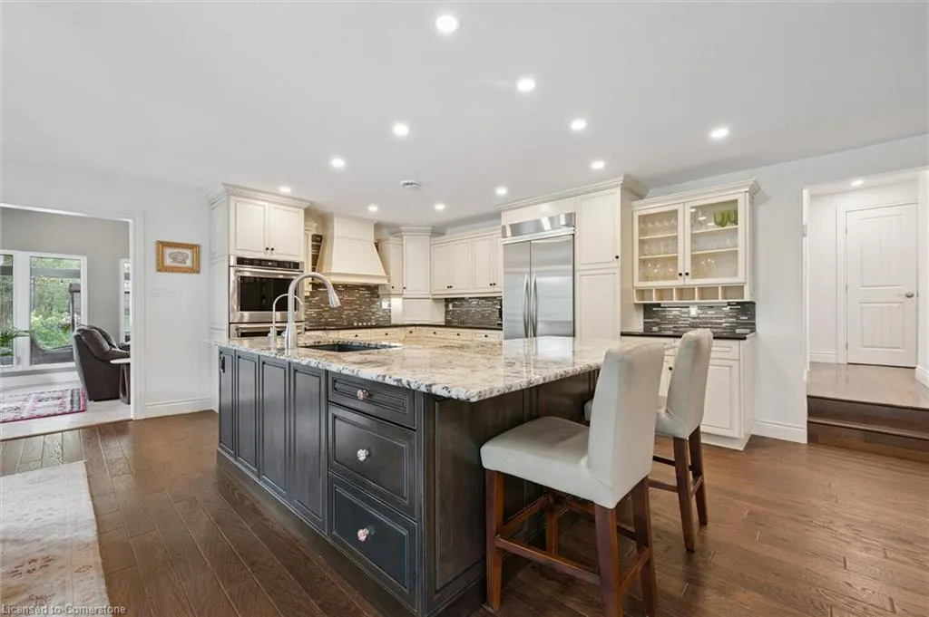 882-888 Fairway Road N