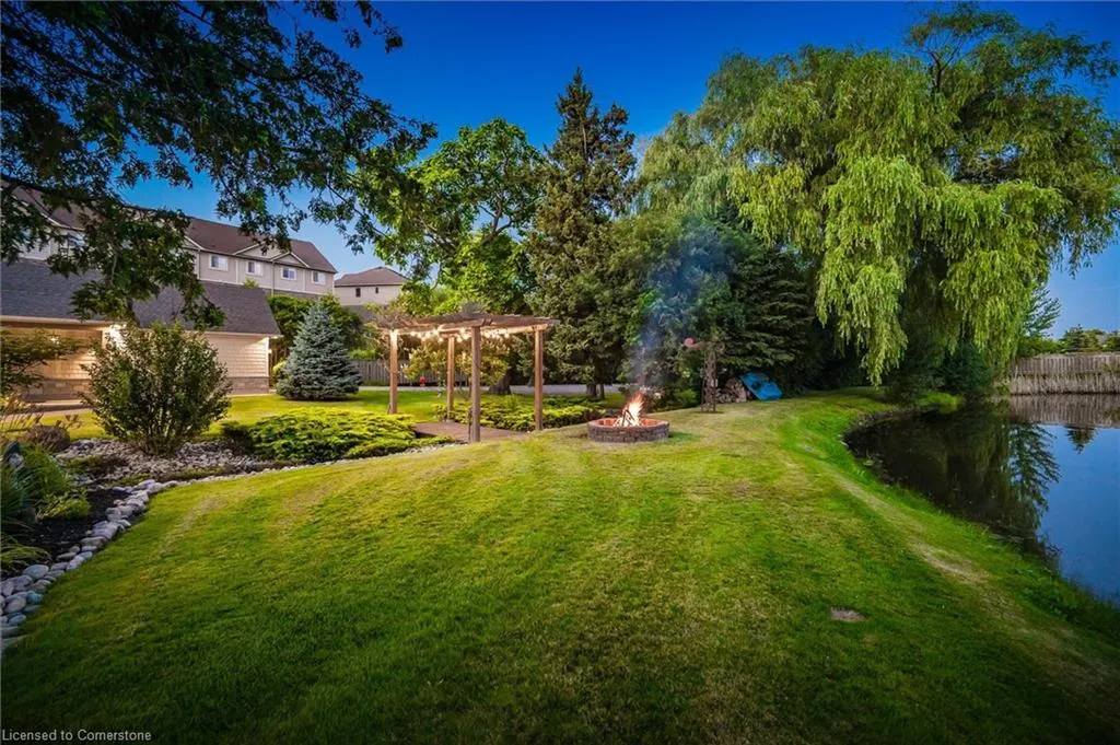 882-888 Fairway Road N