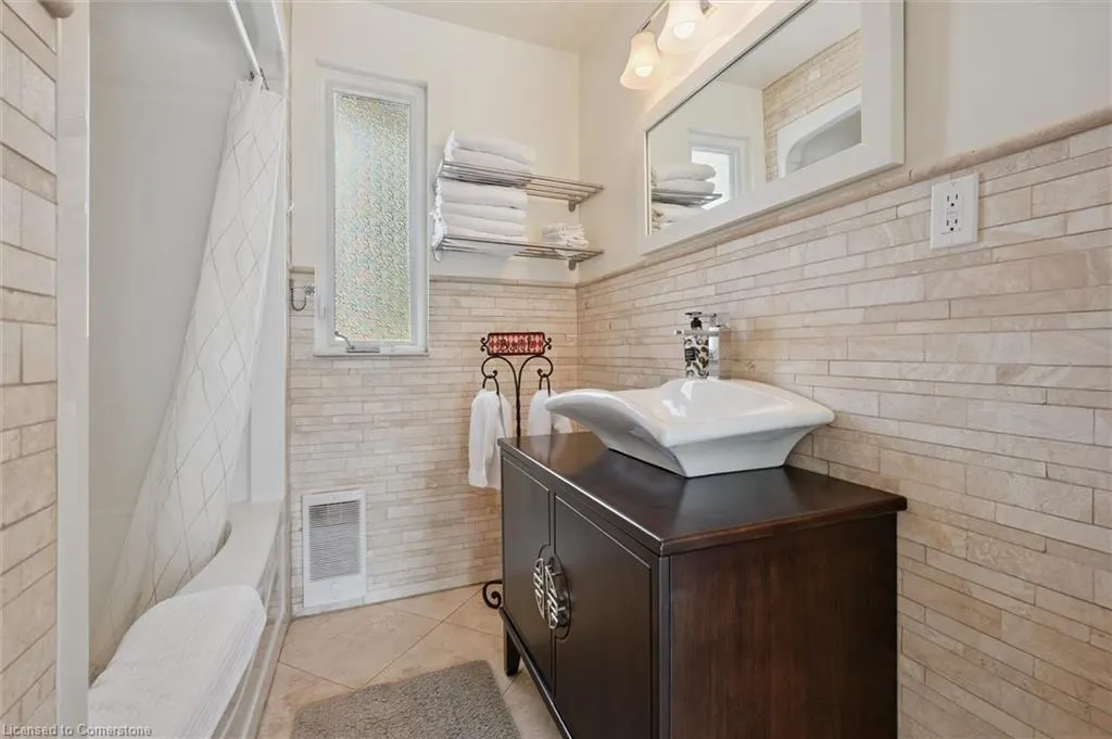 882-888 Fairway Road N