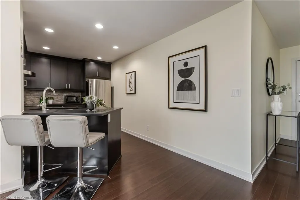 551 Maple Avenue, #814