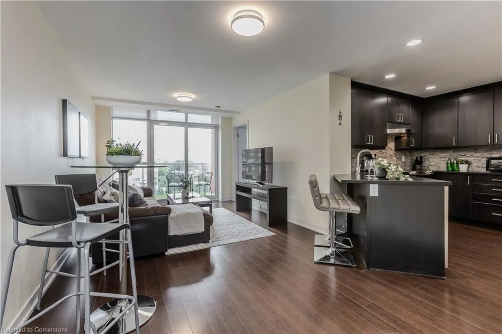 551 Maple Avenue, #814