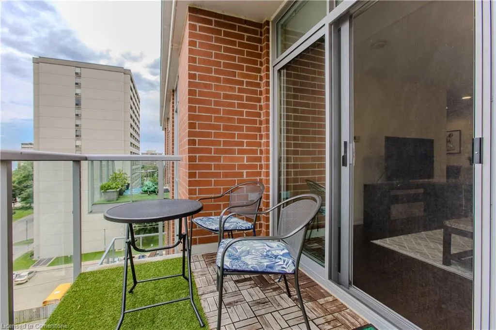 551 Maple Avenue, #814