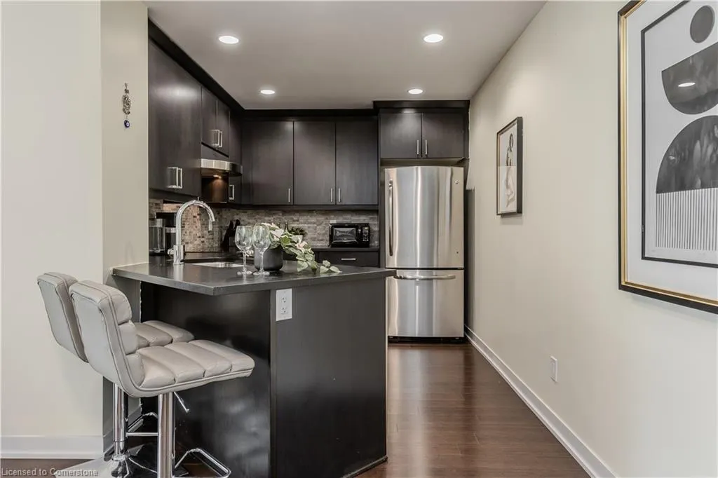 551 Maple Avenue, #814