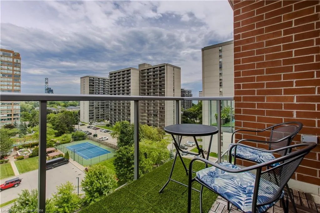 551 Maple Avenue, #814