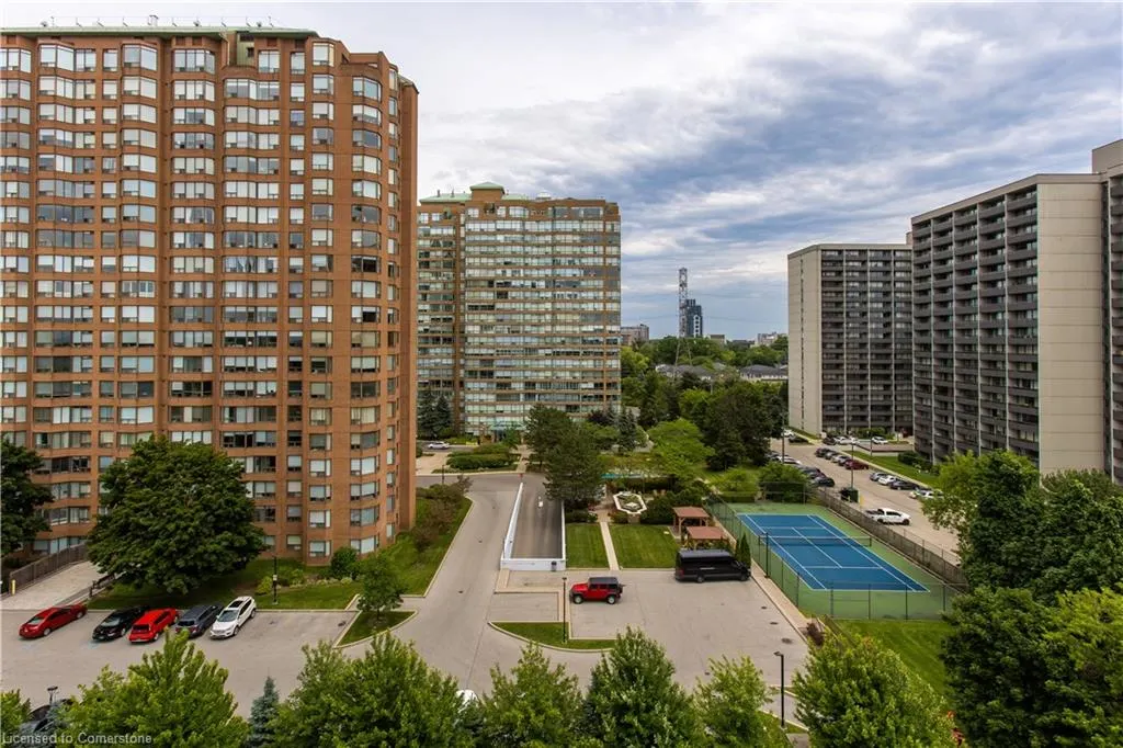 551 Maple Avenue, #814