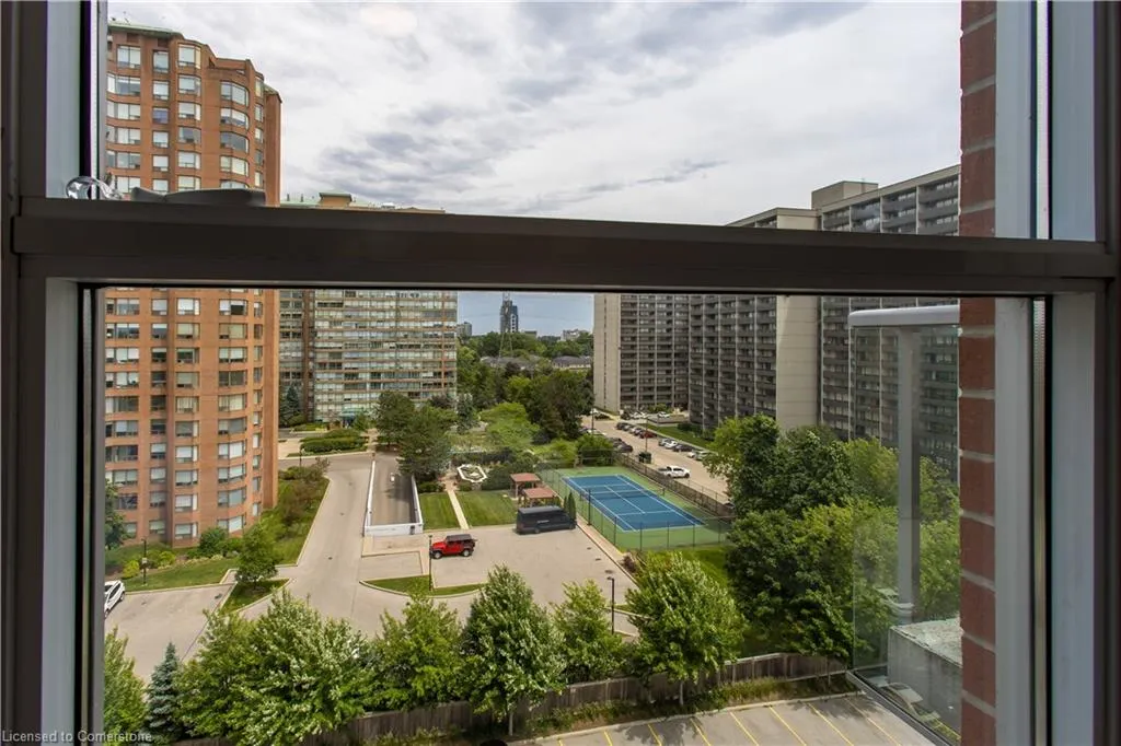 551 Maple Avenue, #814