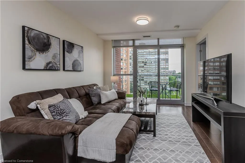 551 Maple Avenue, #814