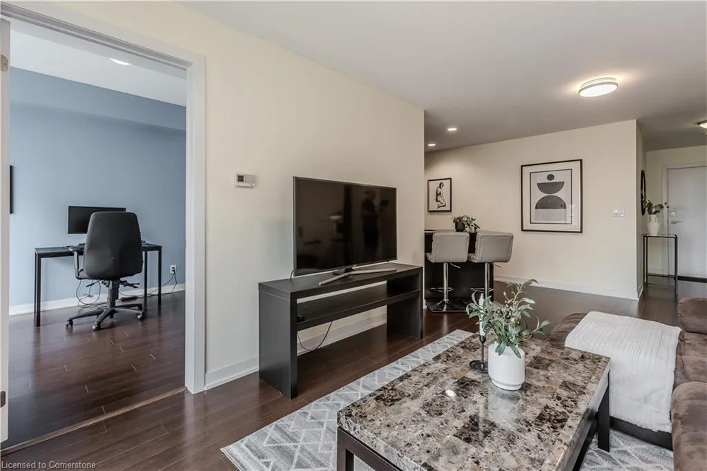 551 Maple Avenue, #814