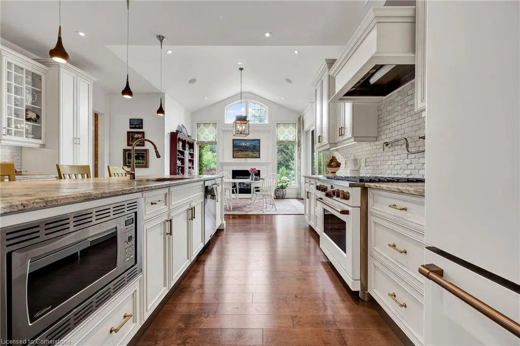 585 Regal Place