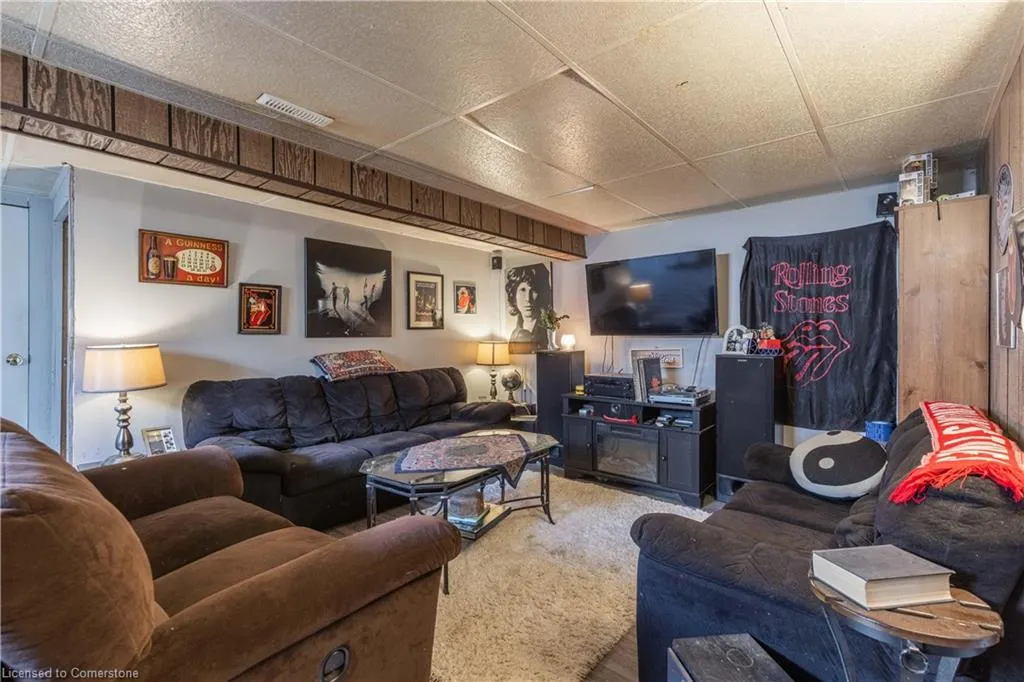 7709 Ronnie Crescent