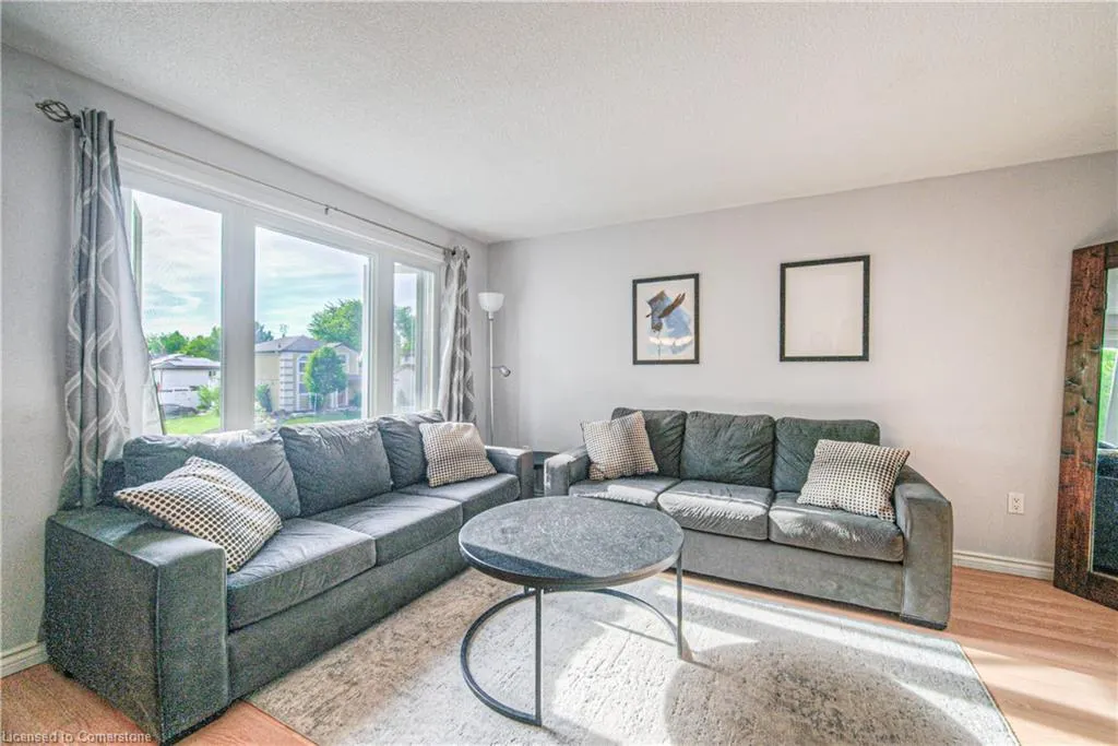 735 Elgin Street N