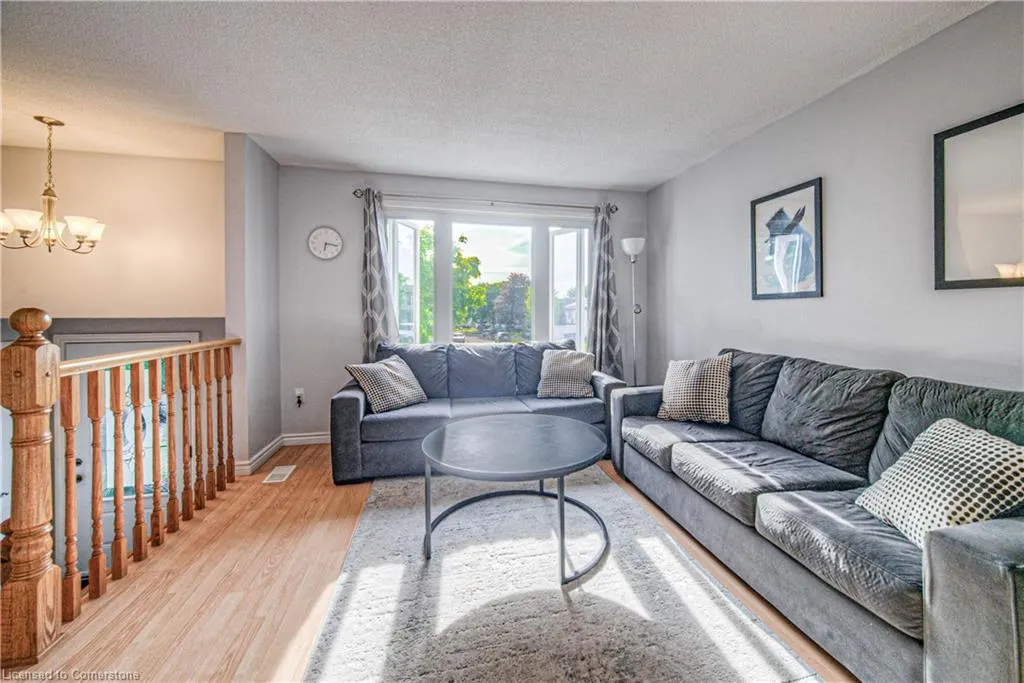 735 Elgin Street N