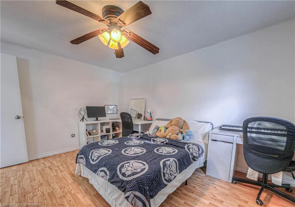 735 Elgin Street N