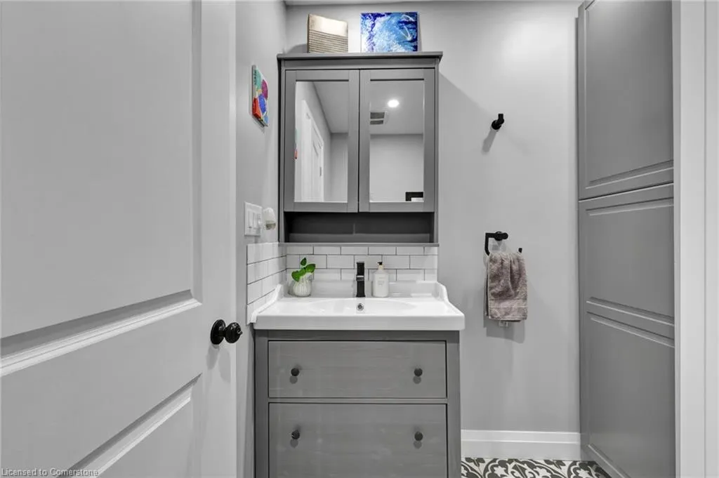 32 Nichol Street W