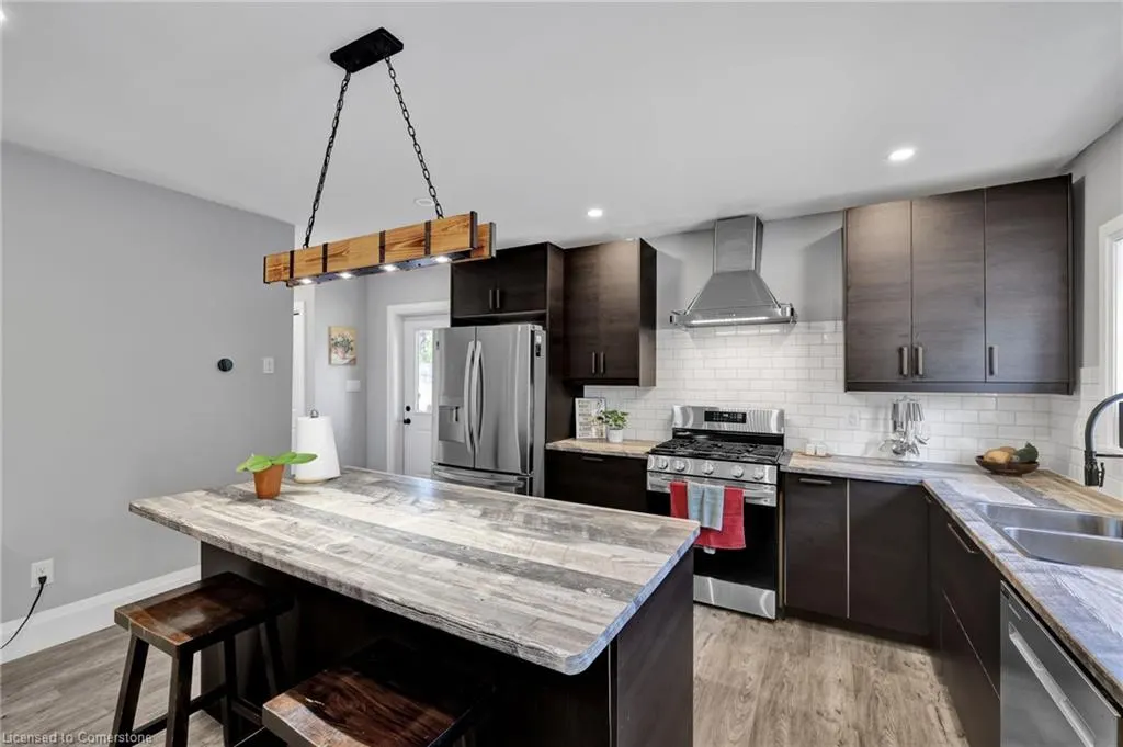 32 Nichol Street W