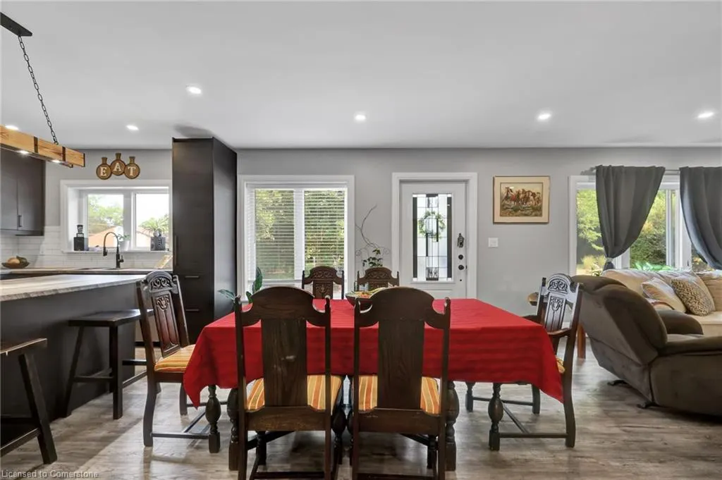 32 Nichol Street W