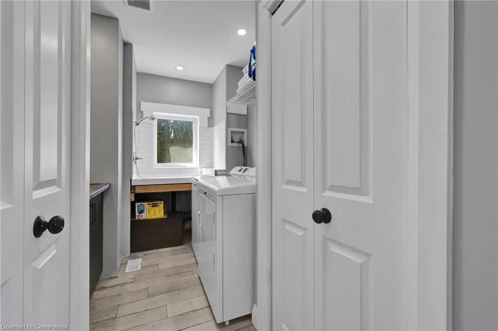 32 Nichol Street W