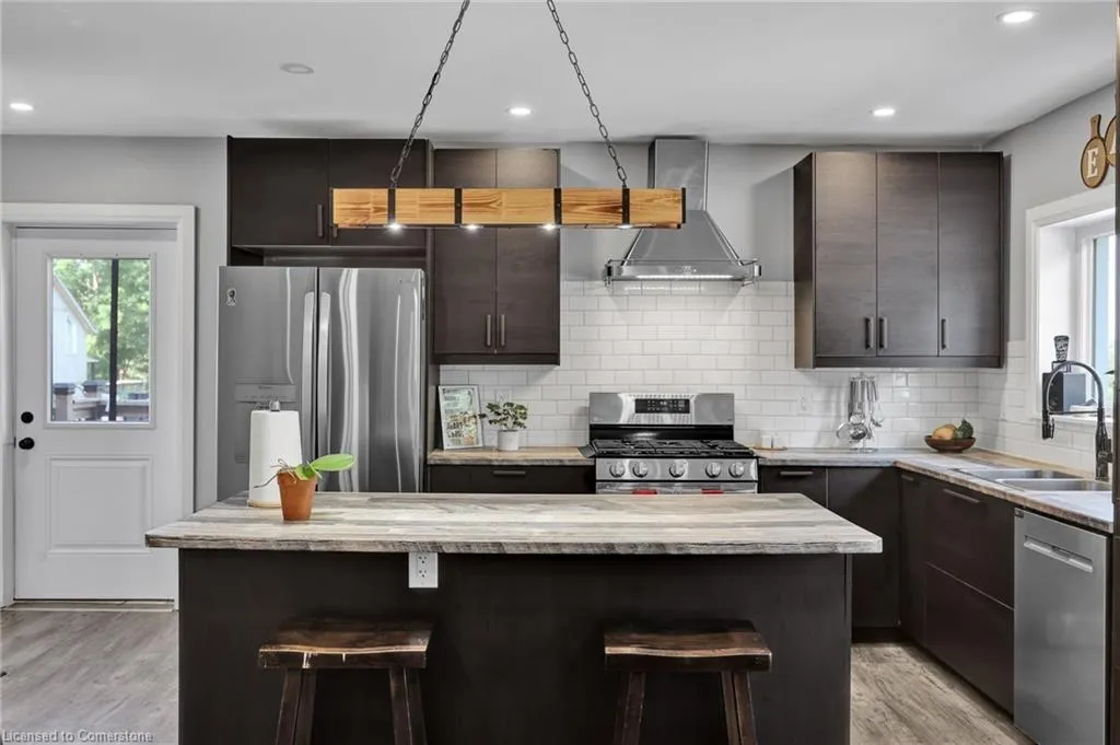 32 Nichol Street W
