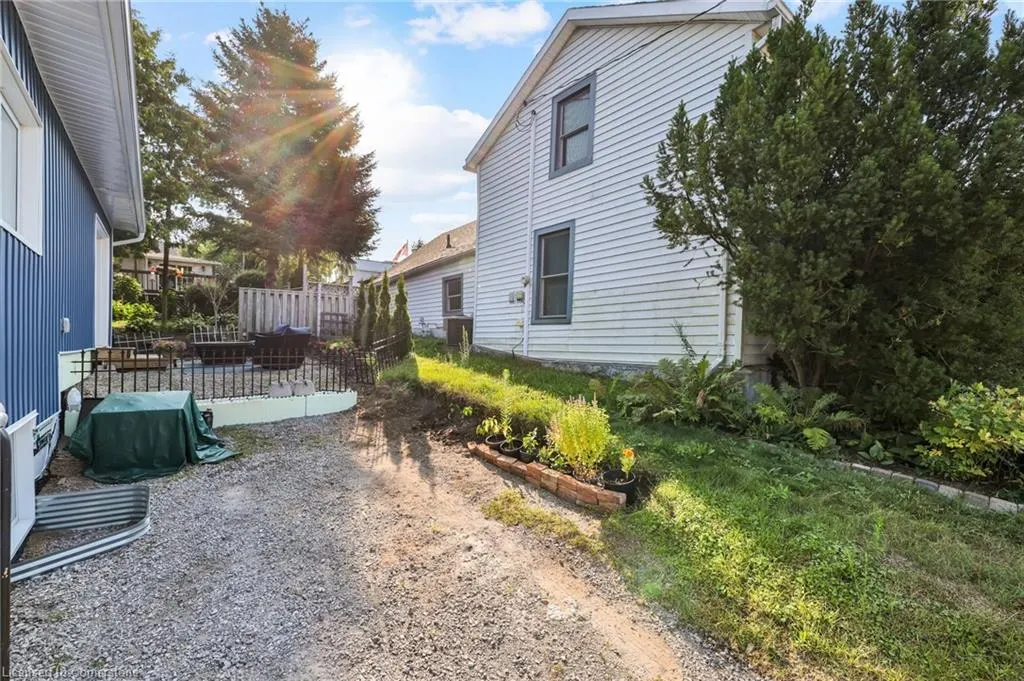 32 Nichol Street W
