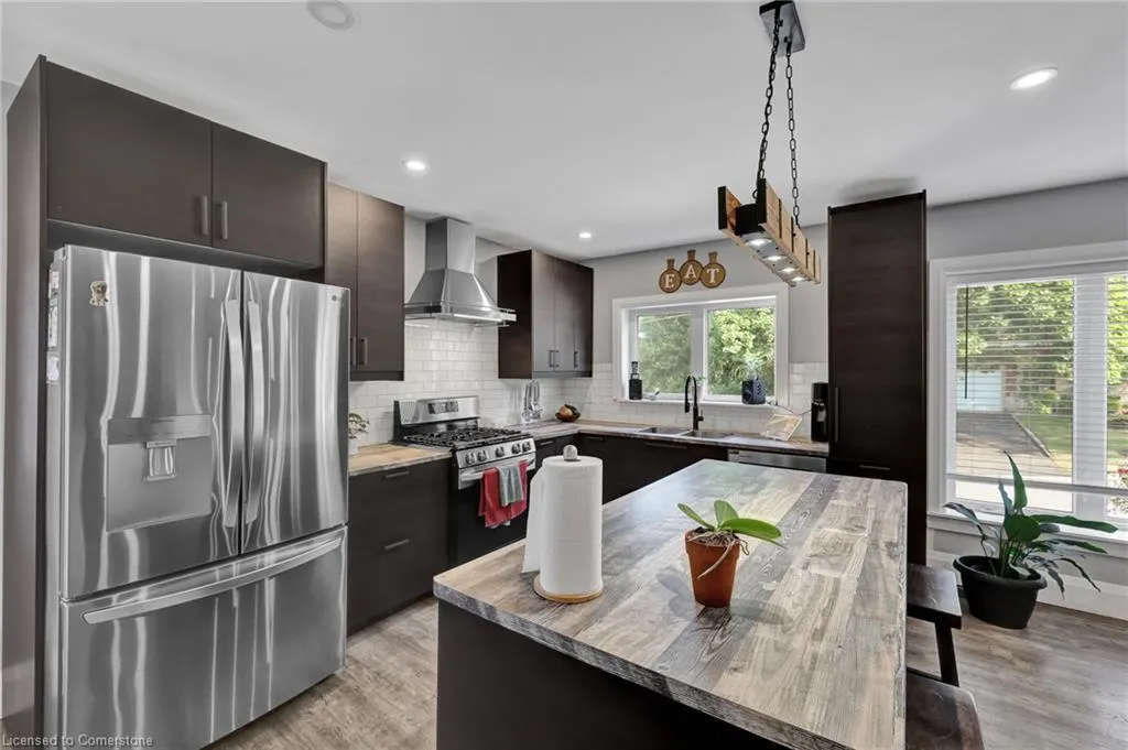 32 Nichol Street W