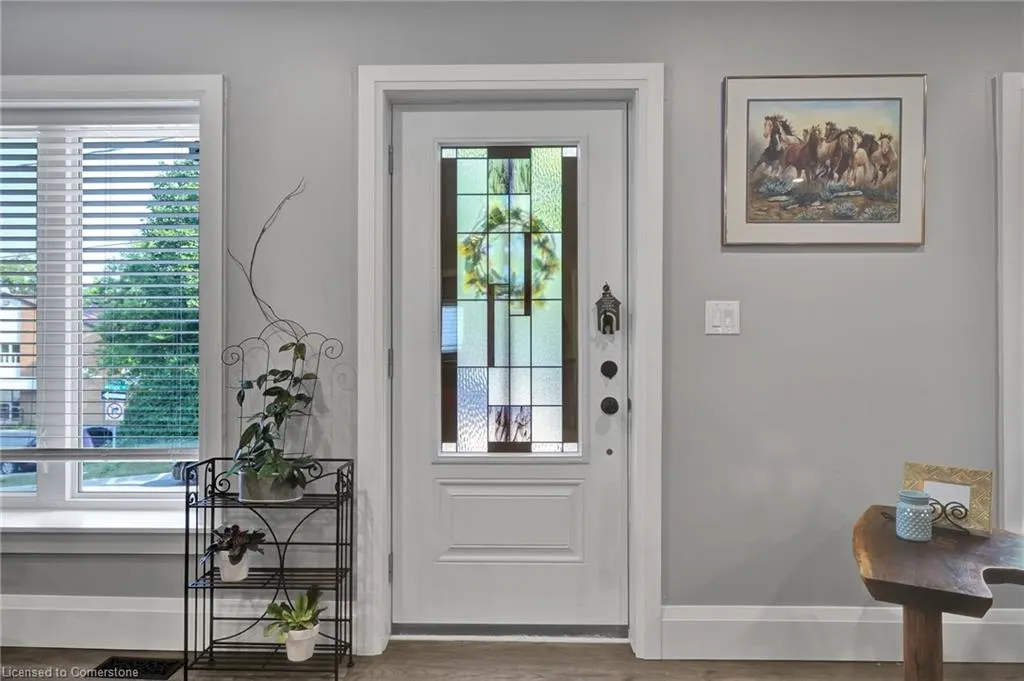 32 Nichol Street W