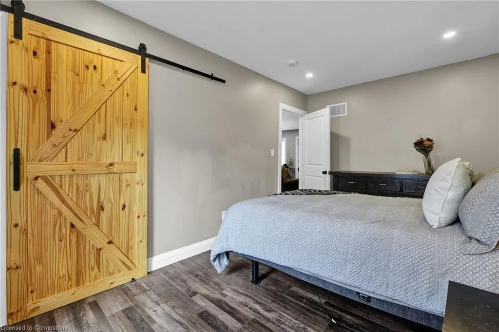 32 Nichol Street W