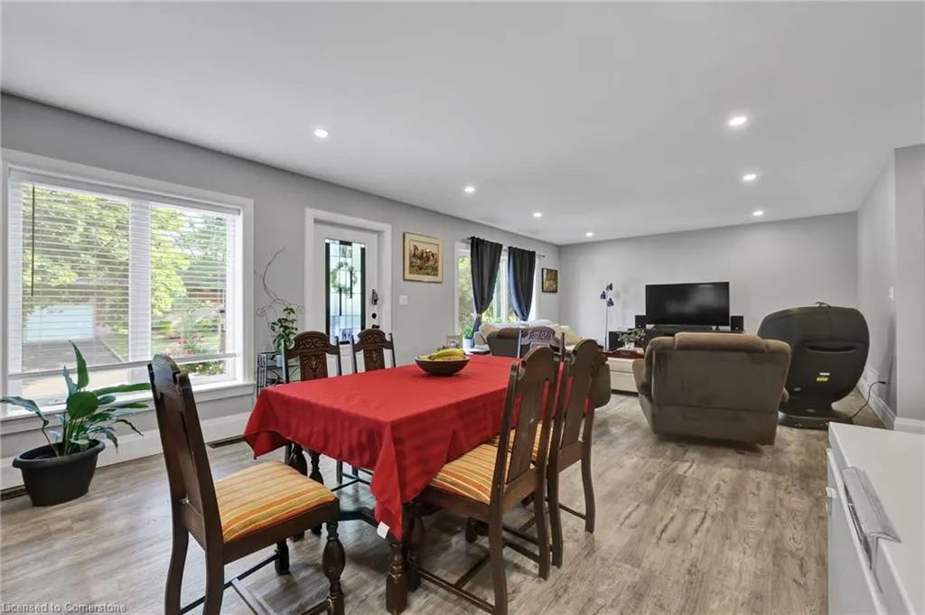 32 Nichol Street W