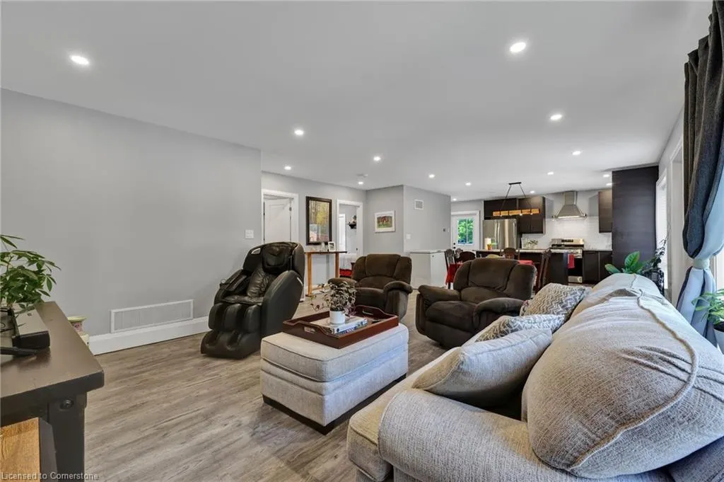 32 Nichol Street W
