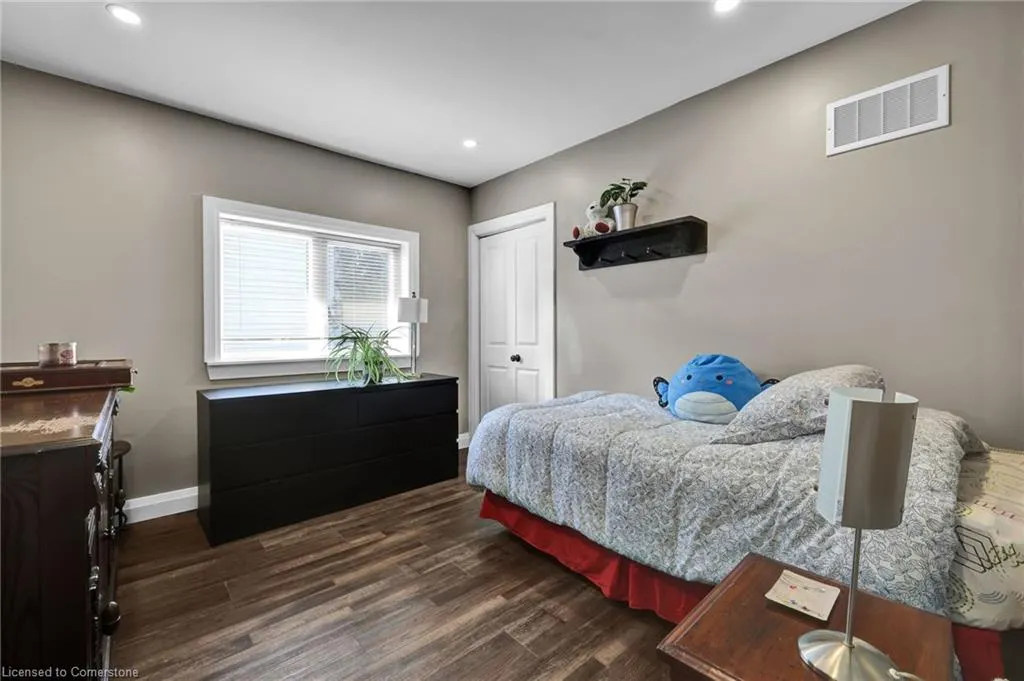32 Nichol Street W