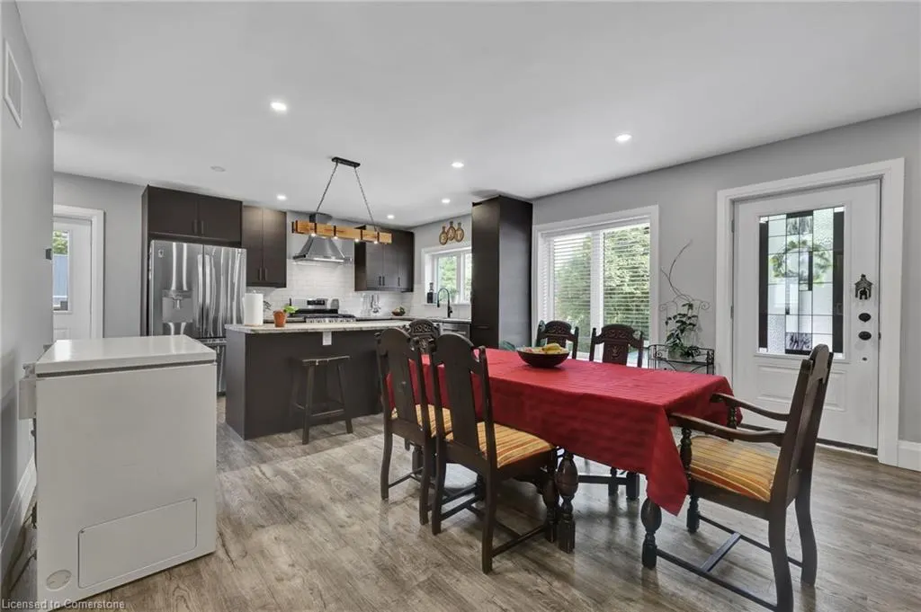 32 Nichol Street W