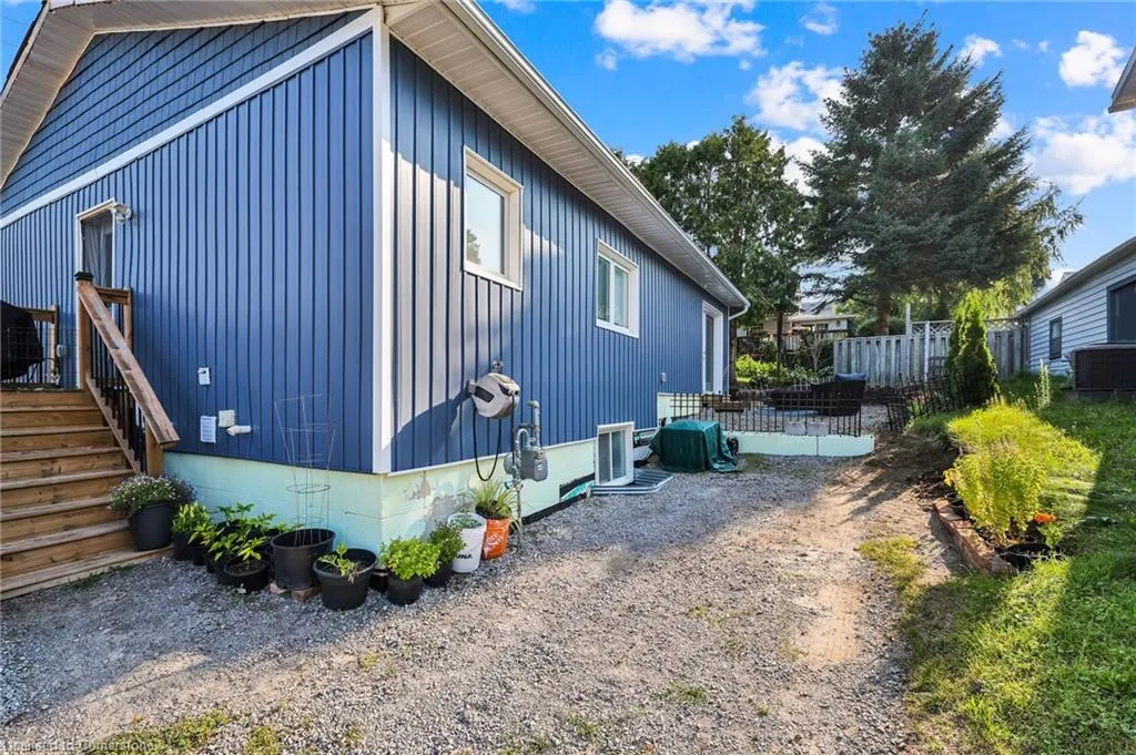 32 Nichol Street W