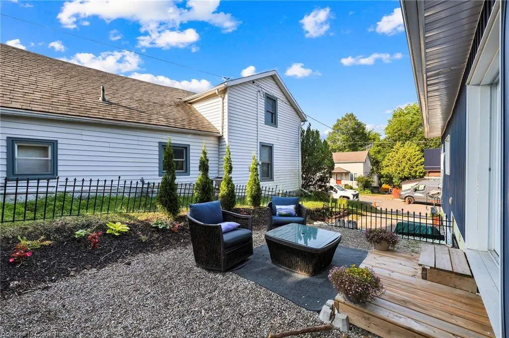 32 Nichol Street W