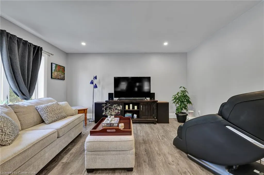 32 Nichol Street W