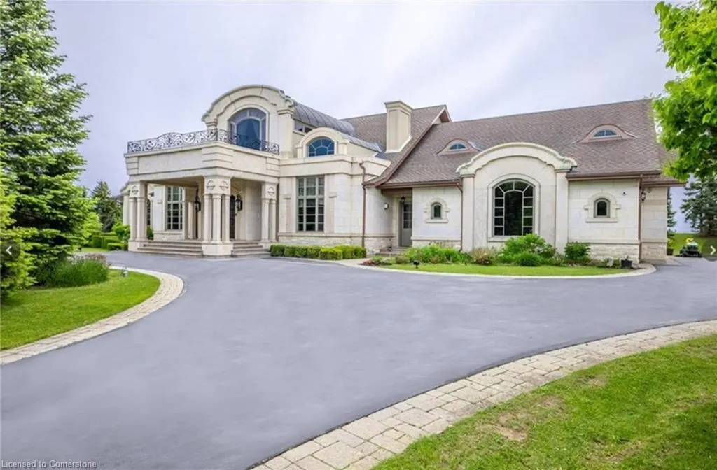 2594 Bluffs Way