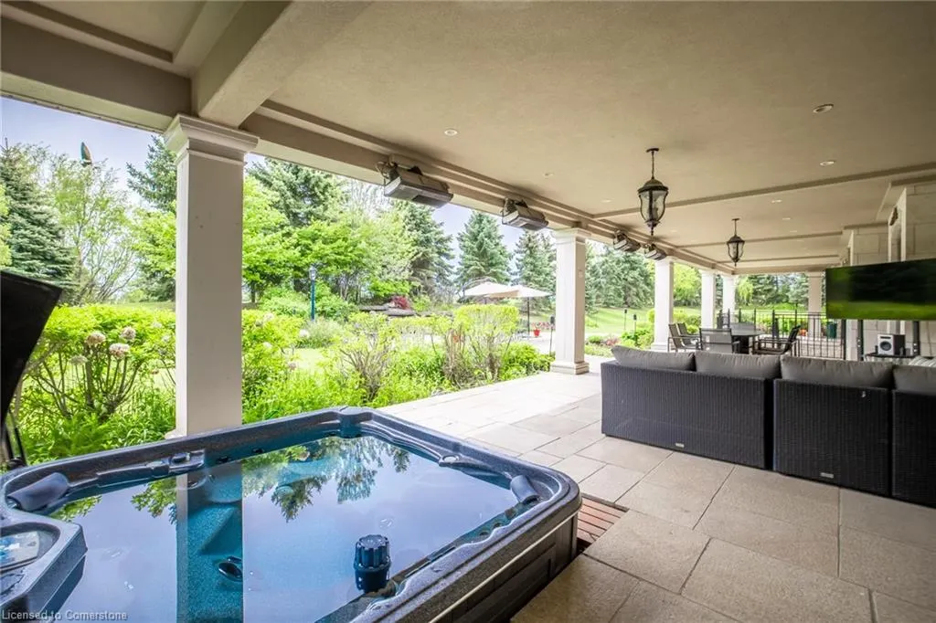 2594 Bluffs Way