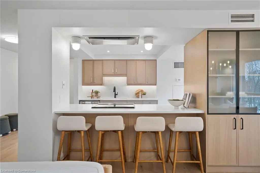 2190 Lakeshore Road, #403
