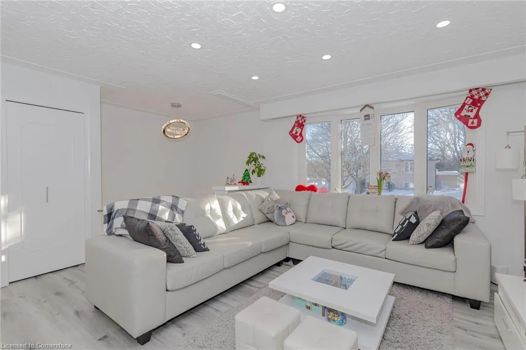 512 Glendene Crescent