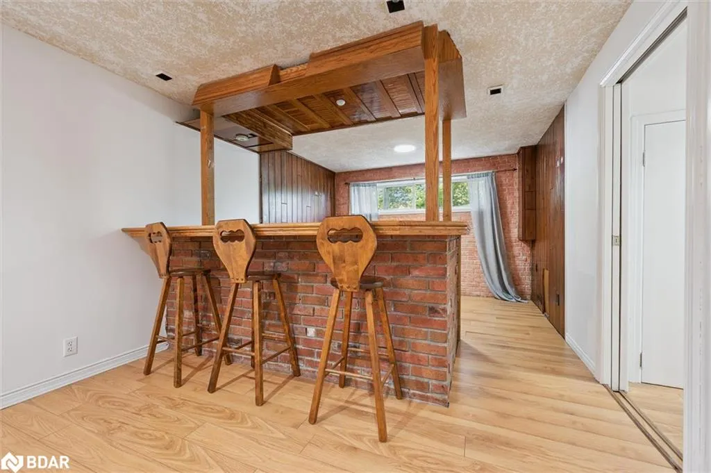 77 Pinemeadow Crescent