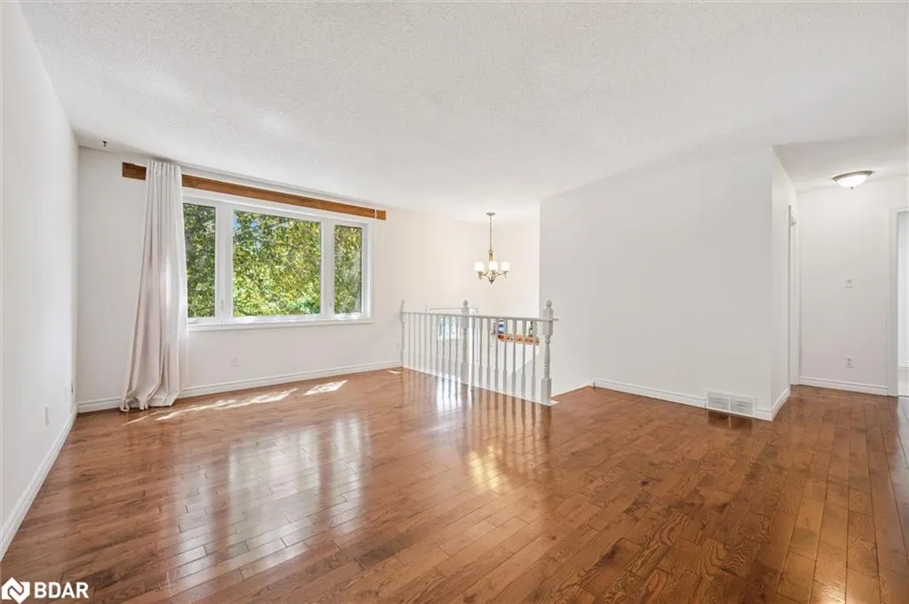 77 Pinemeadow Crescent