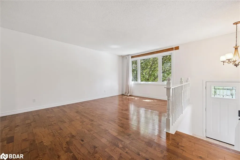 77 Pinemeadow Crescent