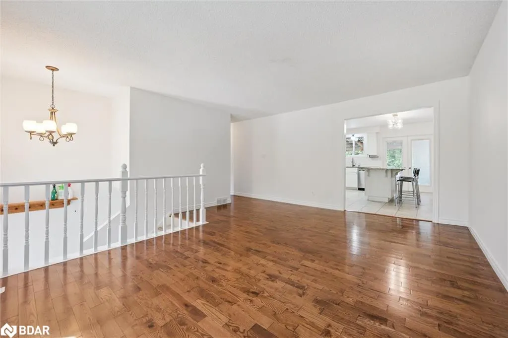 77 Pinemeadow Crescent